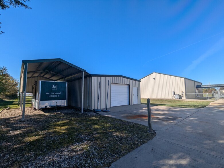 More Photos Of 5315 N Twin City Hwy, Nederland Warehouse For Lease