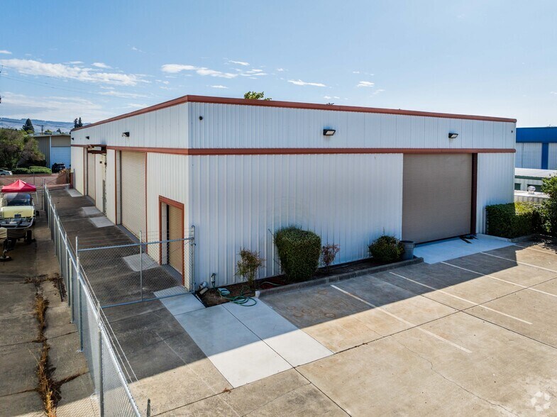 More Photos Of 995 Transport Way, Petaluma Warehouse For Sale