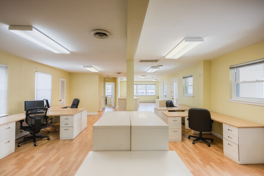More Photos Of 152 Burlington Ave, Clarendon Hills Storefront Retail Office For Lease