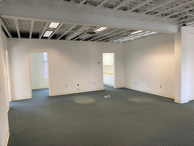 More Photos Of 85 Forest Ave, Locust Valley Office For Lease