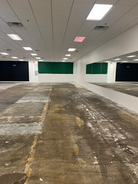 More Photos Of 5101-5125 S 36th St, Omaha Freestanding For Lease