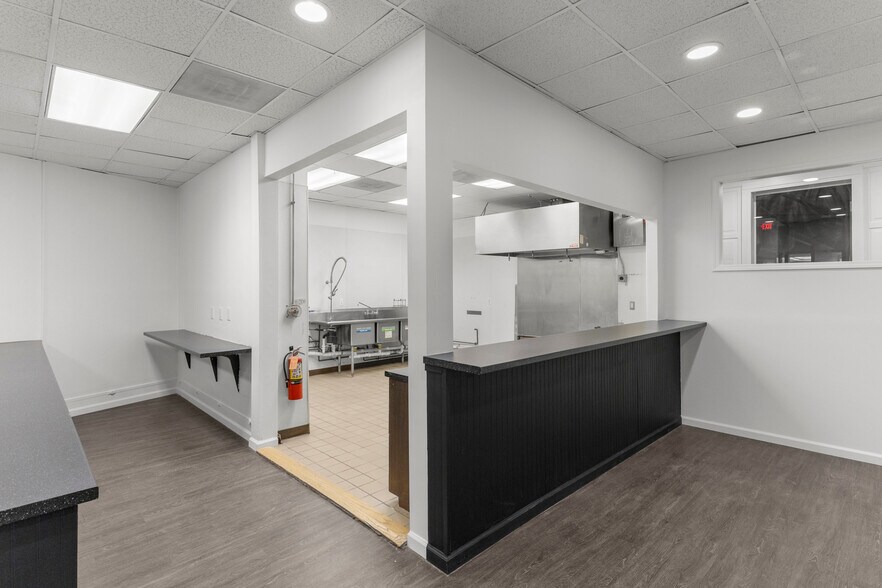 More Photos Of 2919 First St, Wyandotte General Retail For Lease