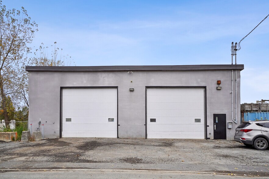 Primary Photo Of 290 Rue Quinlan, Montréal Service For Sale