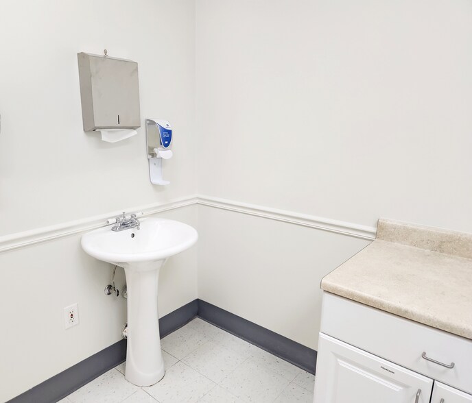 More Photos Of 1011 Pemberton Hill Rd, Apex Medical For Lease