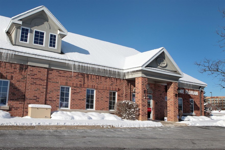 More Photos Of 5445 Grand Ave, Gurnee Medical For Sale