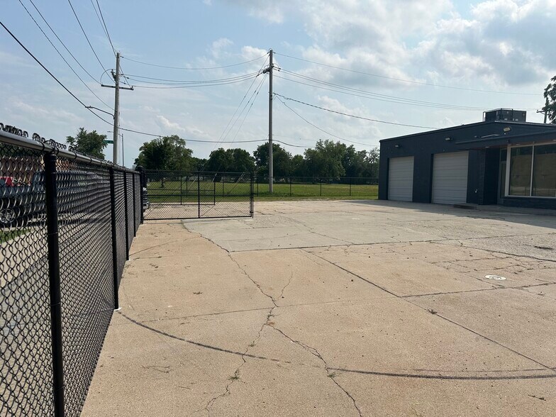 More Photos Of 2820 N 24th St, Omaha Auto Repair For Lease