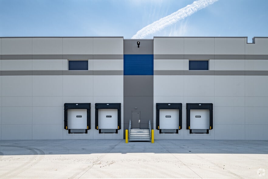 More Photos Of 610 W Rawson Ave, Oak Creek Manufacturing For Lease