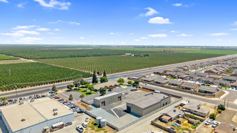More Photos Of 2144 E Pacific Ave, Tulare Showroom For Lease