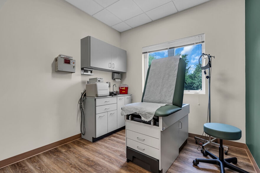 More Photos Of 500 Park Ave, Manalapan Township Medical For Lease