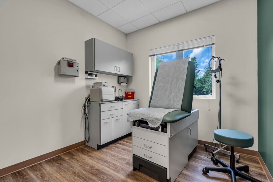 More Photos Of 500 Park Ave, Manalapan Township Medical For Lease