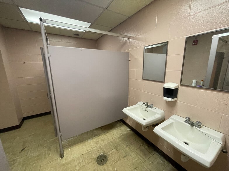 More Photos Of 7419 Washington Ave, Pittsburgh Office For Sale