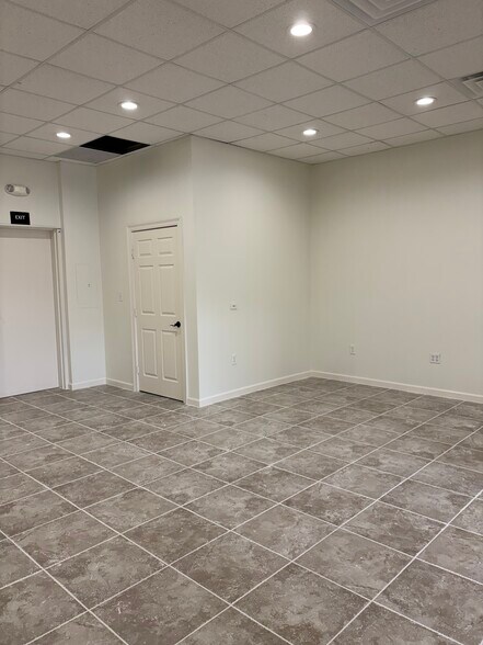 More Photos Of 5612 Highland Ave, Haltom City Showroom For Lease
