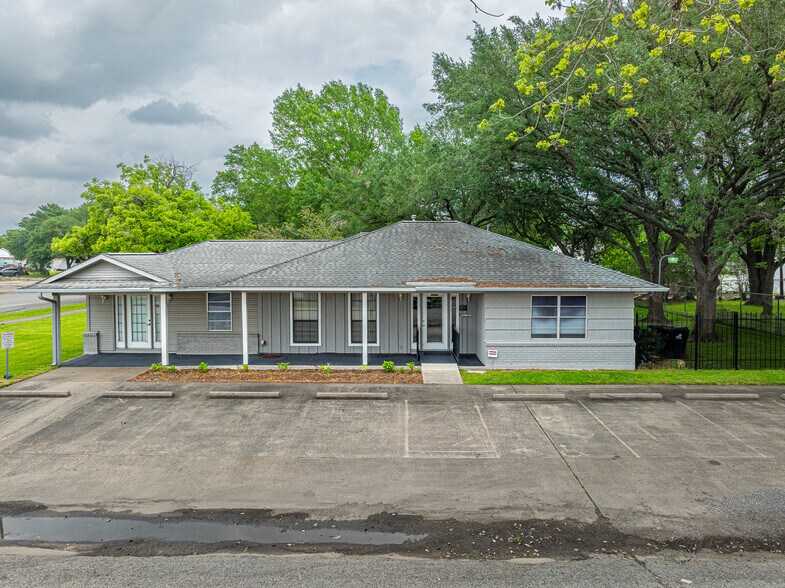 More Photos Of 1105 San Jacinto St, Rosenberg Office For Sale