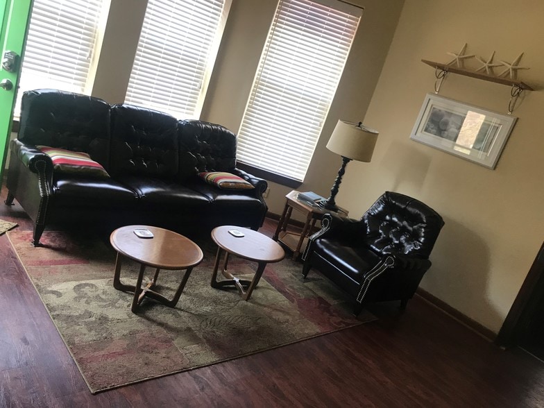 More Photos Of 1208 6th Ave, Huntington Restaurant For Sale