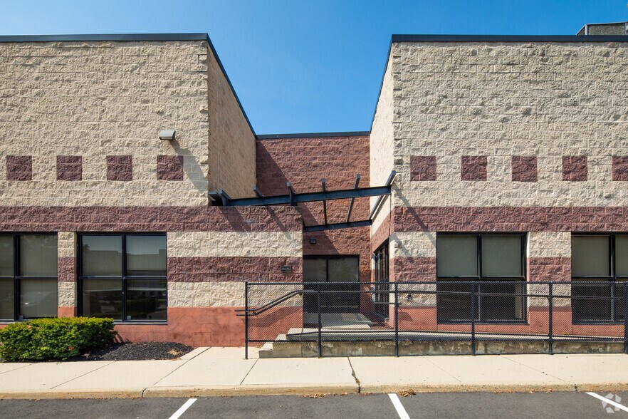 More Photos Of 8 Commerce Way, Hamilton Light Distribution For Lease