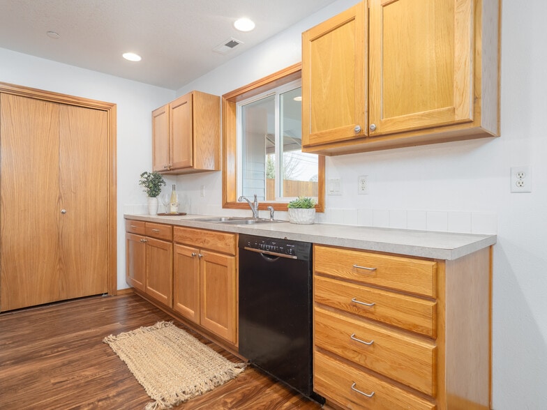 More Photos Of 402 E Washington St, Carlton Multifamily For Sale