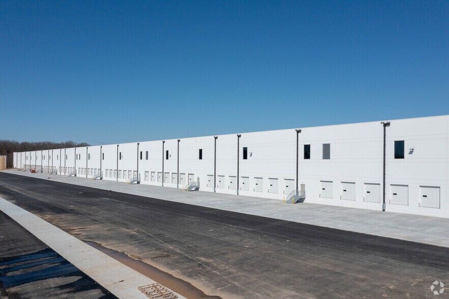 More Photos Of 1000 Commerce Center Dr, Elkton Distribution For Lease