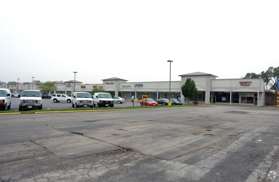 More Photos Of 500-558 E North Ave, Glendale Heights Unknown For Lease