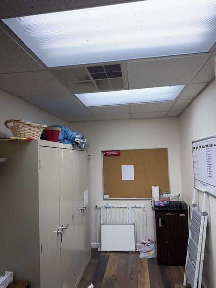 More Photos Of 104 Woodward Hill Rd, Edwardsville Office For Sale