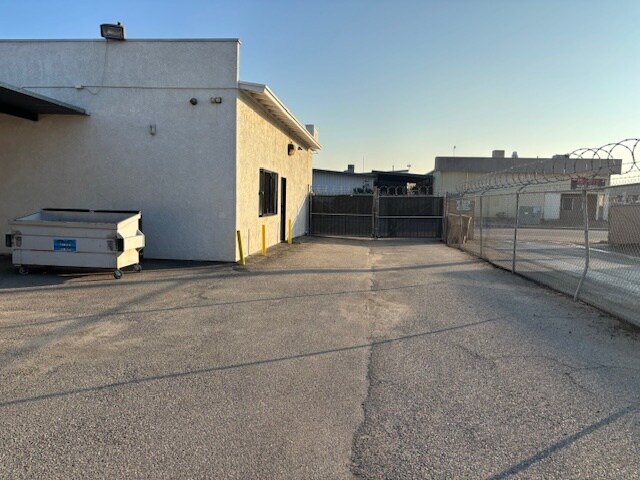 Primary Photo Of 4632 District Blvd, Bakersfield Showroom For Lease