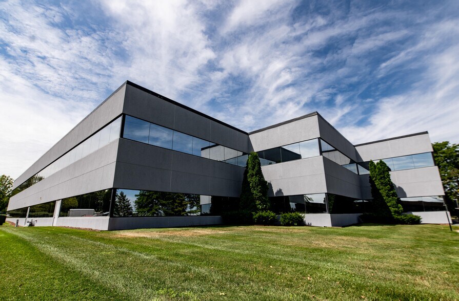 More Photos Of 1701 48th St, West Des Moines Office For Lease