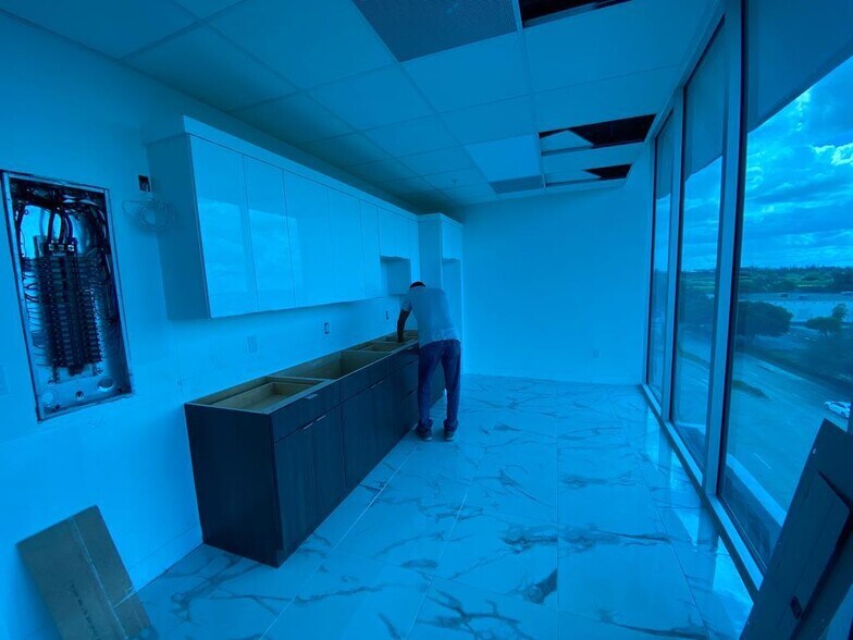 More Photos Of 10450 NW 33rd St, Doral Office For Sale