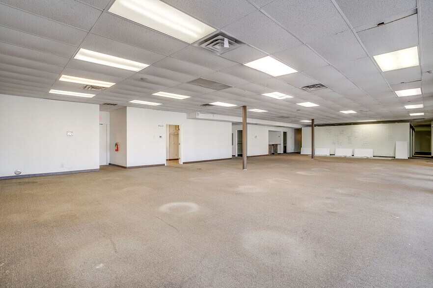More Photos Of 5801 Curzon Ave, Fort Worth General Retail For Lease