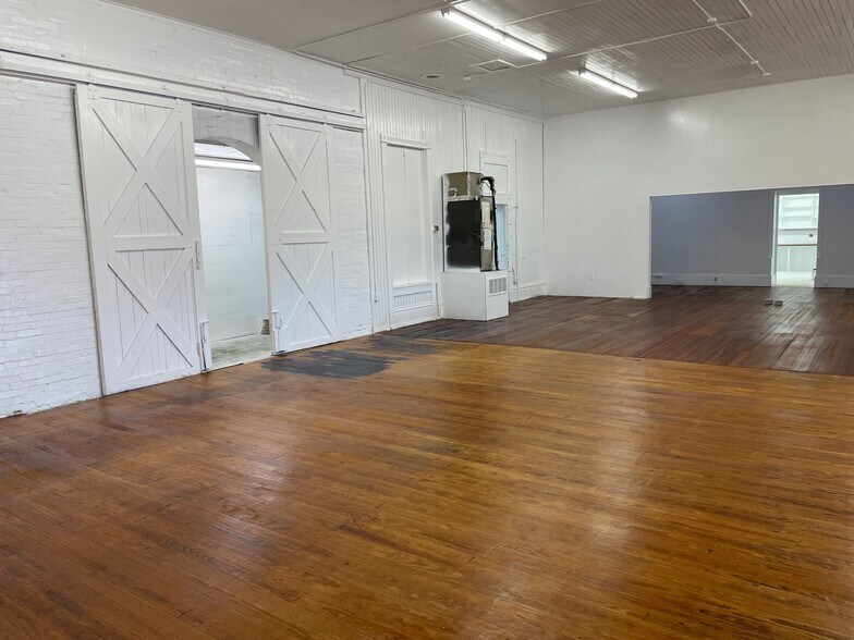 More Photos Of 200-232 W New Braunfels St, Seguin Warehouse For Lease
