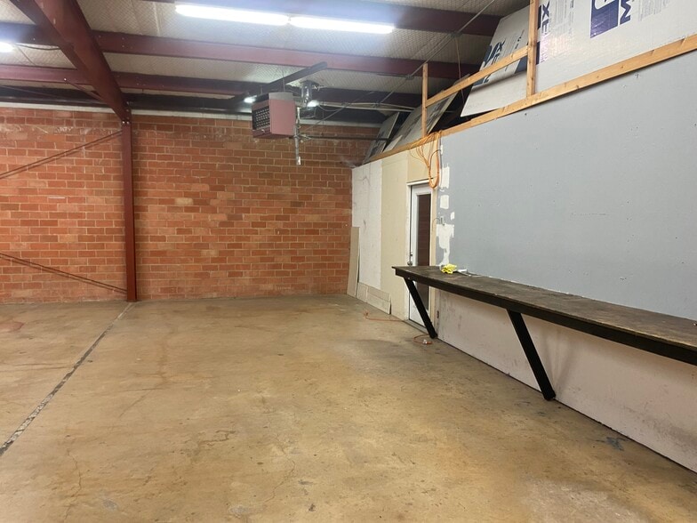 More Photos Of 8446 Gault Ln, San Antonio Light Distribution For Lease