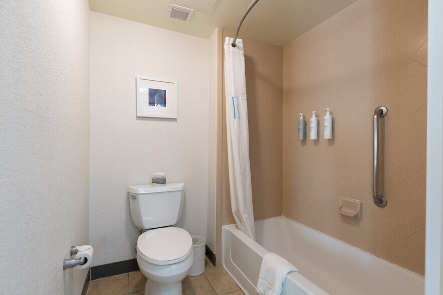 More Photos Of 7941 E Brundage Ln, Bakersfield Hotel For Sale