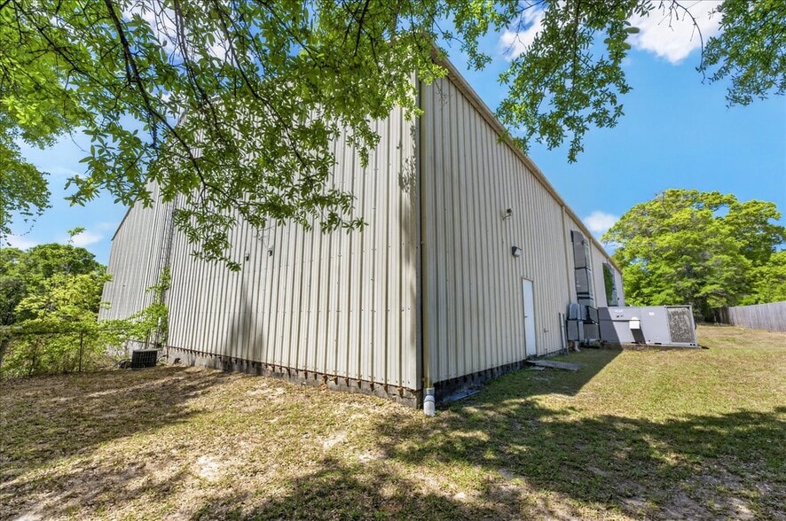 More Photos Of 100 Duggan Ave, Crestview Specialty For Sale
