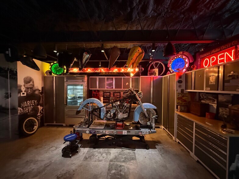 More Photos Of 1068-1090 6th Ave N, Naples Office For Sale