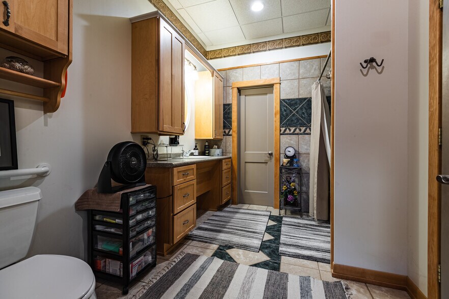 More Photos Of 1613 Chase St, La Crosse Showroom For Lease