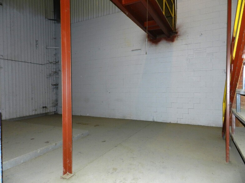 More Photos Of 2520 N River Rd, Olathe Warehouse For Sale