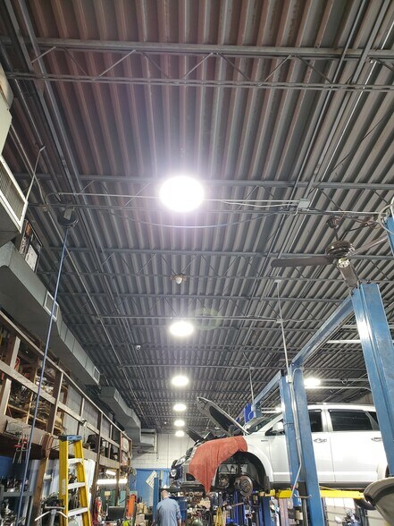 More Photos Of 1406 N Milwaukee Ave, Libertyville Auto Repair For Sale