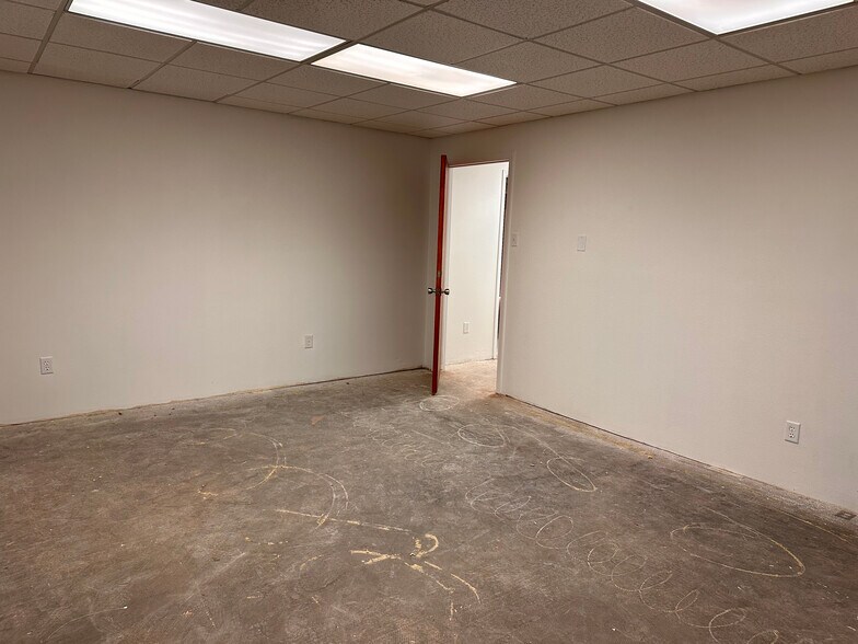 More Photos Of 1011 E 7th St, Odessa Office For Lease