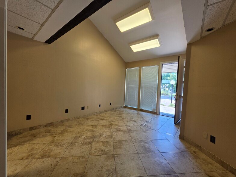 More Photos Of 14343 Torrey Chase Blvd, Houston Office For Sale