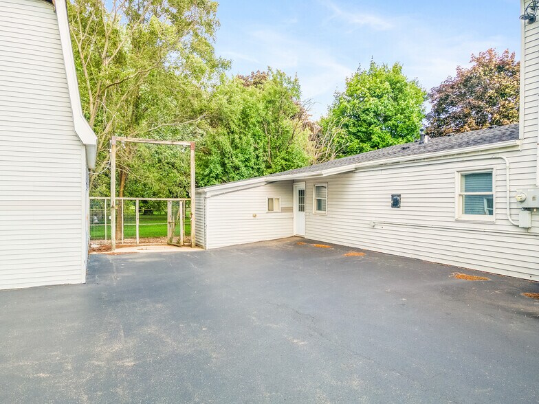 More Photos Of 503 E Russell Rd, Tecumseh Specialty For Sale