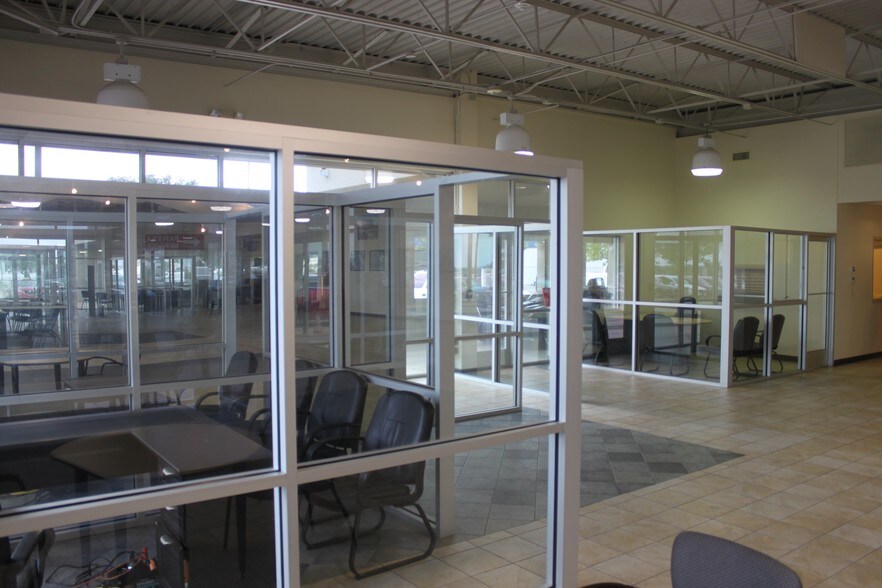 More Photos Of 39490 Lyndon B Johnson Fwy, Dallas Auto Dealership For Lease