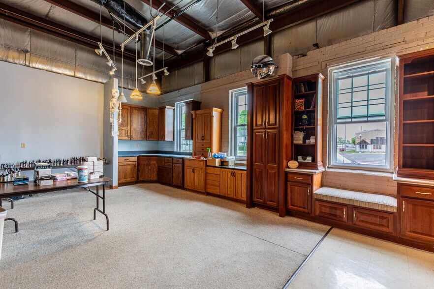 More Photos Of 825 N Pleasant St, Princeton Flex For Sale