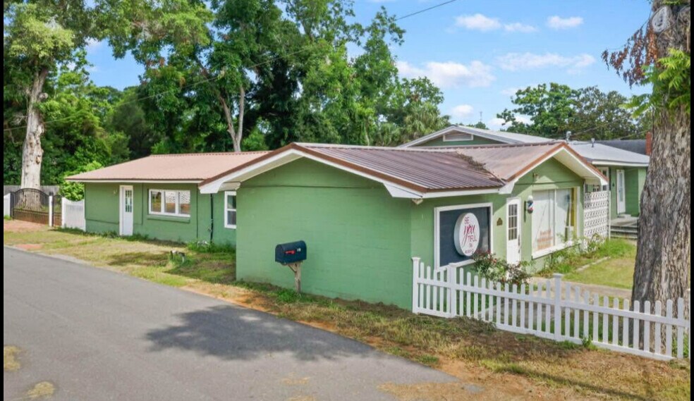 More Photos Of 5395 Cotton St, Graceville Office For Lease