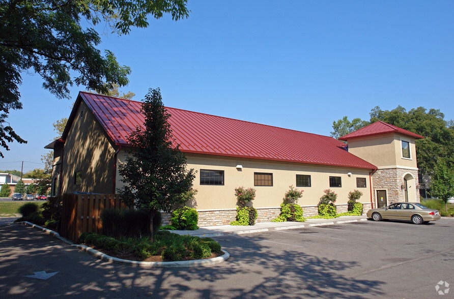 More Photos Of 640 N Fountain Ave, Springfield Freestanding For Sale