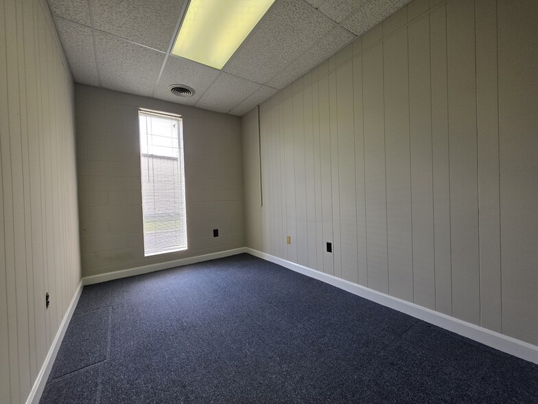 More Photos Of 404 St Andrews Dr, Greenville Office For Lease