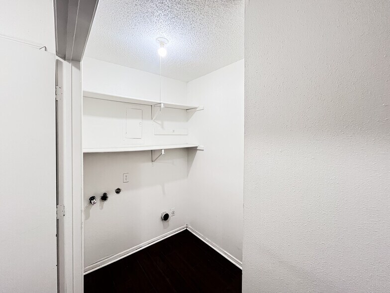 More Photos Of 800 Pine St, Hearne Apartments For Sale