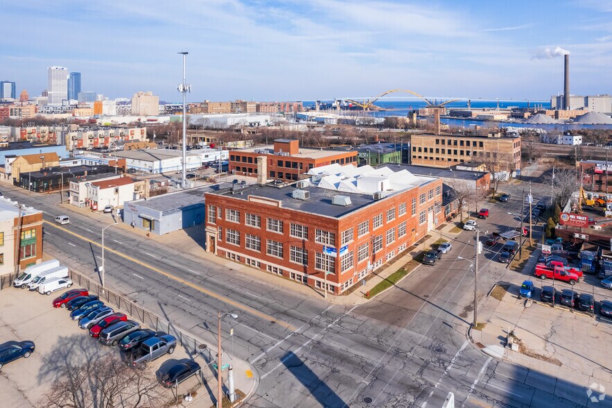 More Photos Of 120 E Mineral St, Milwaukee Office For Sale