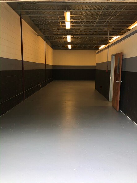 More Photos Of 7513 Gary Rd, Manassas Warehouse For Lease