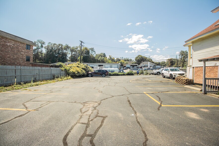 More Photos Of 636 Sunderland Rd, Worcester Freestanding For Lease