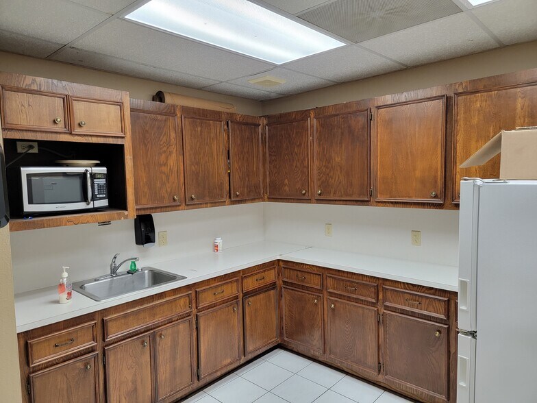 More Photos Of 4405 Lilac Ln, Victoria Medical For Sale