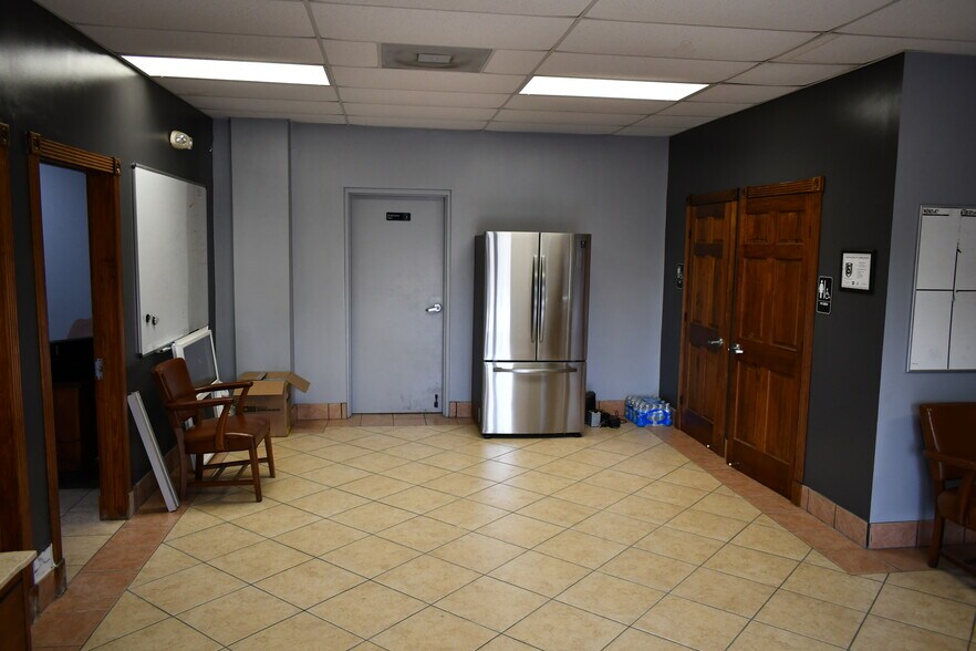 More Photos Of 2620 W Tidwell Rd, Houston Warehouse For Lease