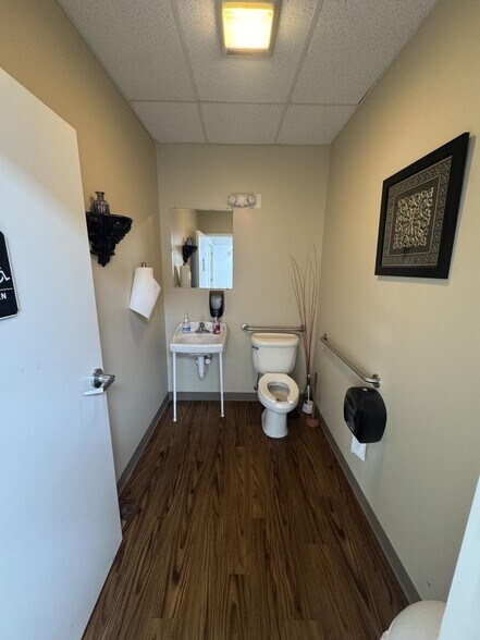 More Photos Of 1014 Hospital Dr, Batavia Storefront Retail Office For Lease